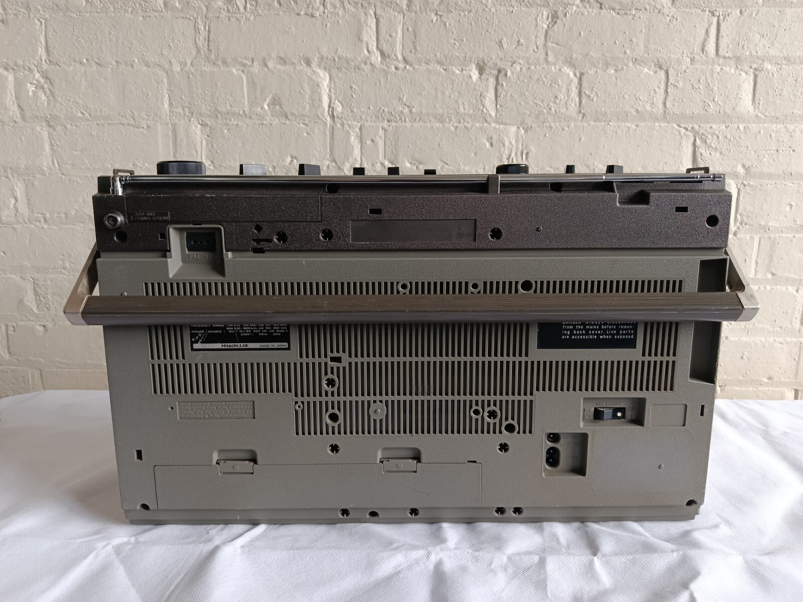 HITACHI TRK 8200E GHETTO BLASTER BOOM BOX FM AM STEREO CASSETTE RECORDER