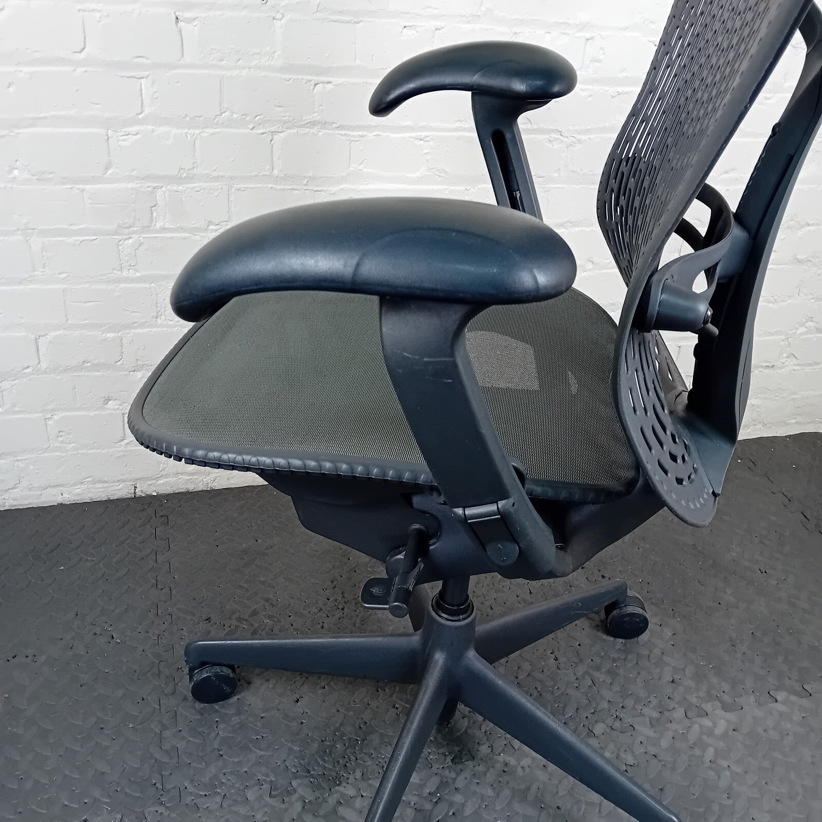 Herman Miller mira office boss Chair
