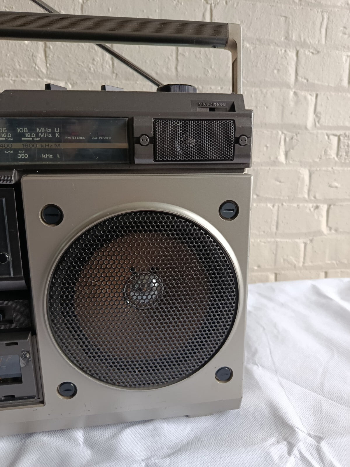 HITACHI TRK 8200E GHETTO BLASTER BOOM BOX FM AM STEREO CASSETTE RECORDER