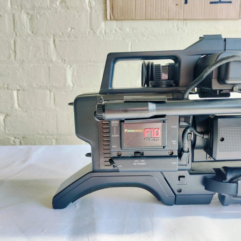 PANASONIC F10 CCD CAMCORDER WITH CASE 8X ZOOM LENS COMPLETE KIT