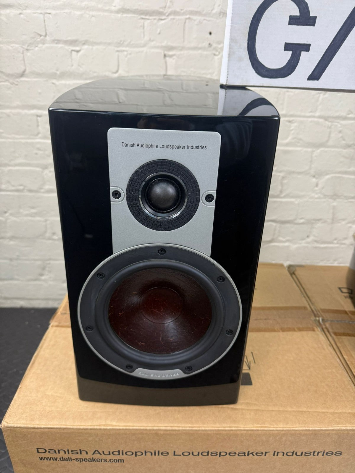 DALI EPICON 2 SPEAKERS WITH DALI STANDS