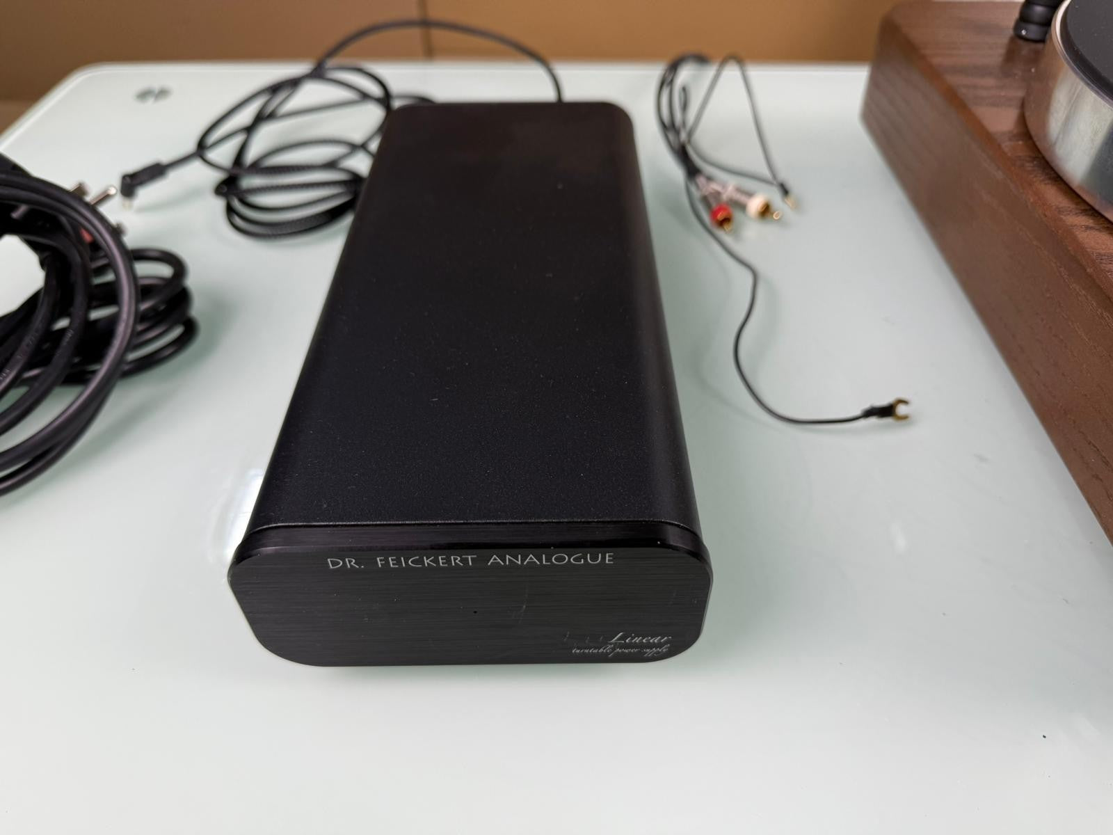 DR FEICKERT VOLARE TURNTABLE WITH ORACLE SME 345 TONEARM & POWER SUPPLY