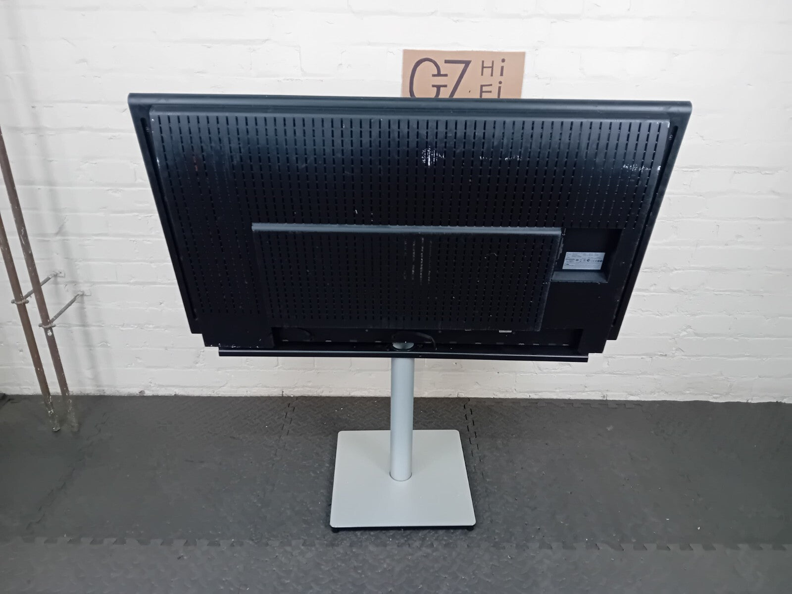 BANG & OLUFSEN B&O BEOVISION 8 40 INCH TV WITH FLOOR STAND AND REMOTE BEO 4