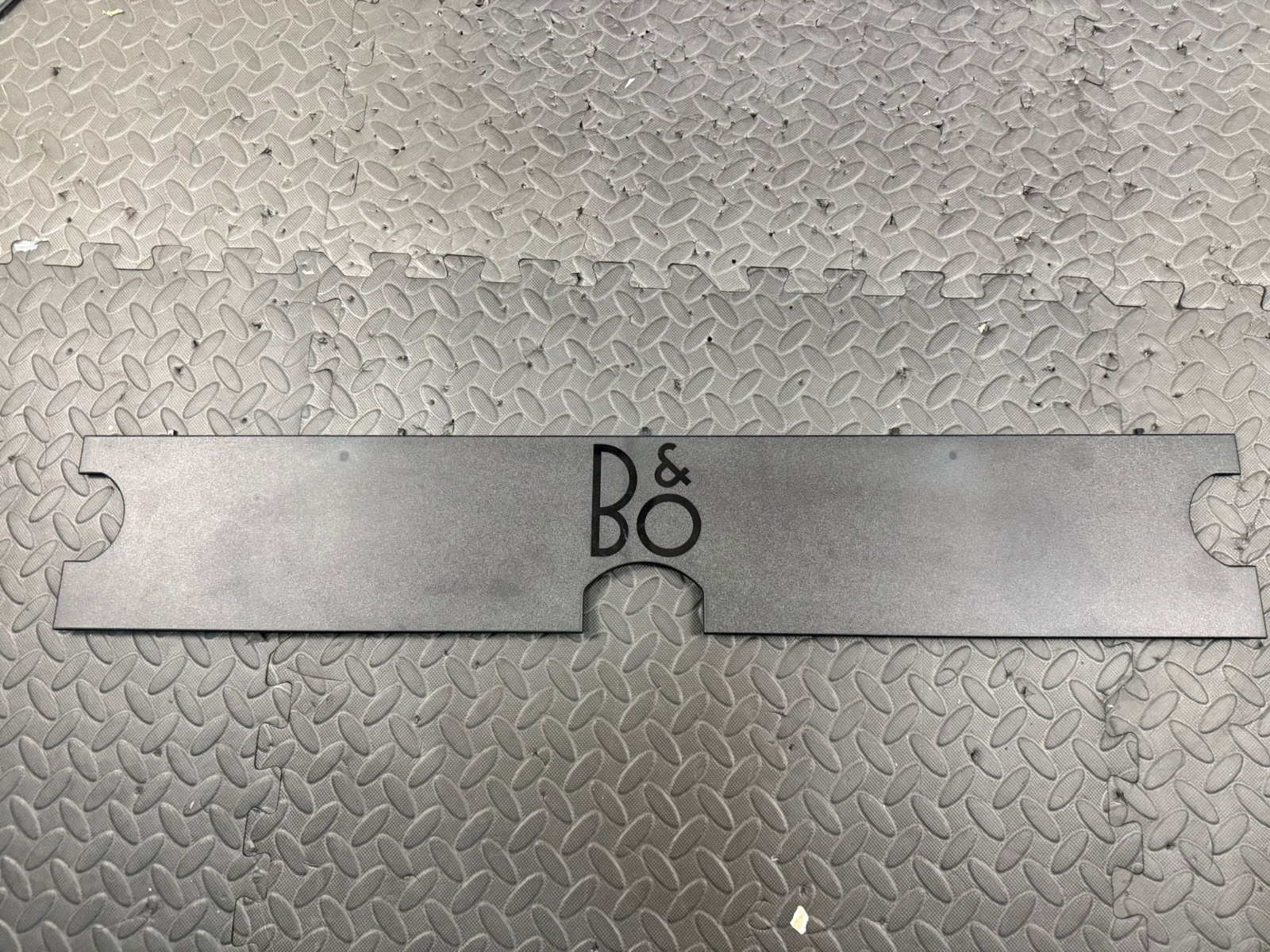 B&O BANG & OLUFSEN BEOPLAY V1 40 INCH TV WITH BEO 4 REMOTE