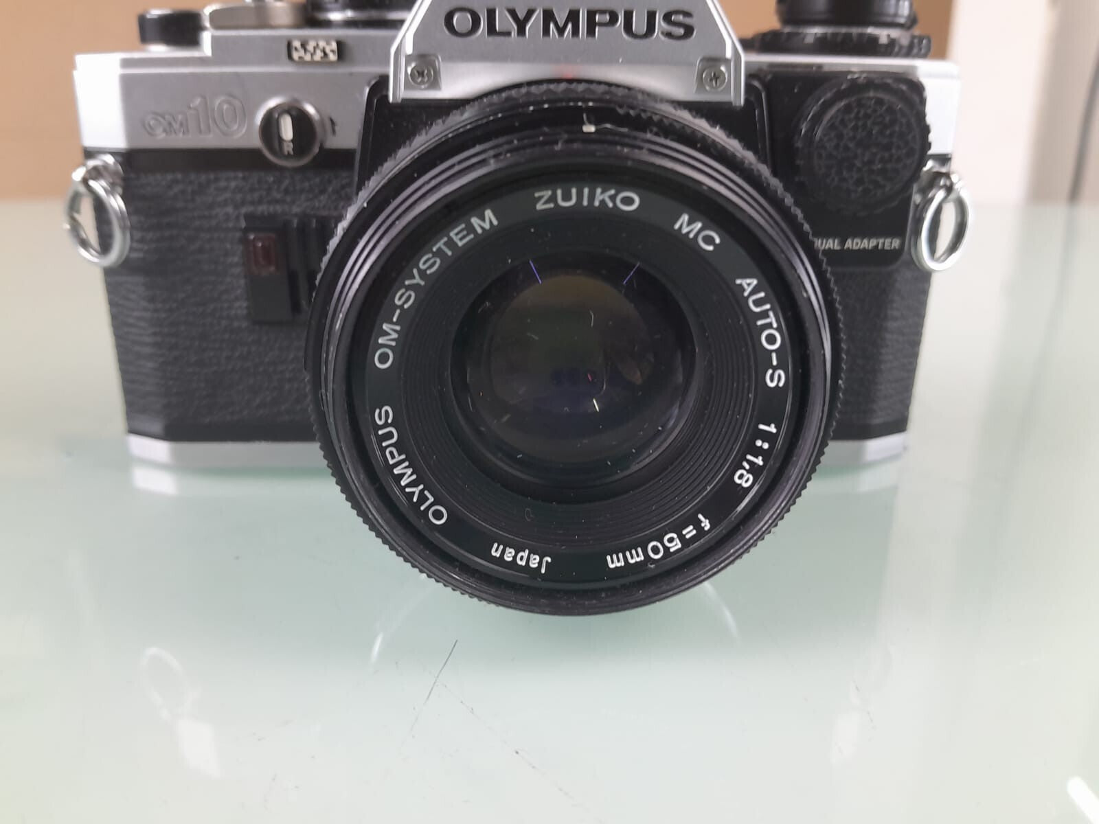 OLYMPUS OM 10 SLR CAMERA WITH ZUIKO MC AUTO-S 1:1.8 F=50MM LENS