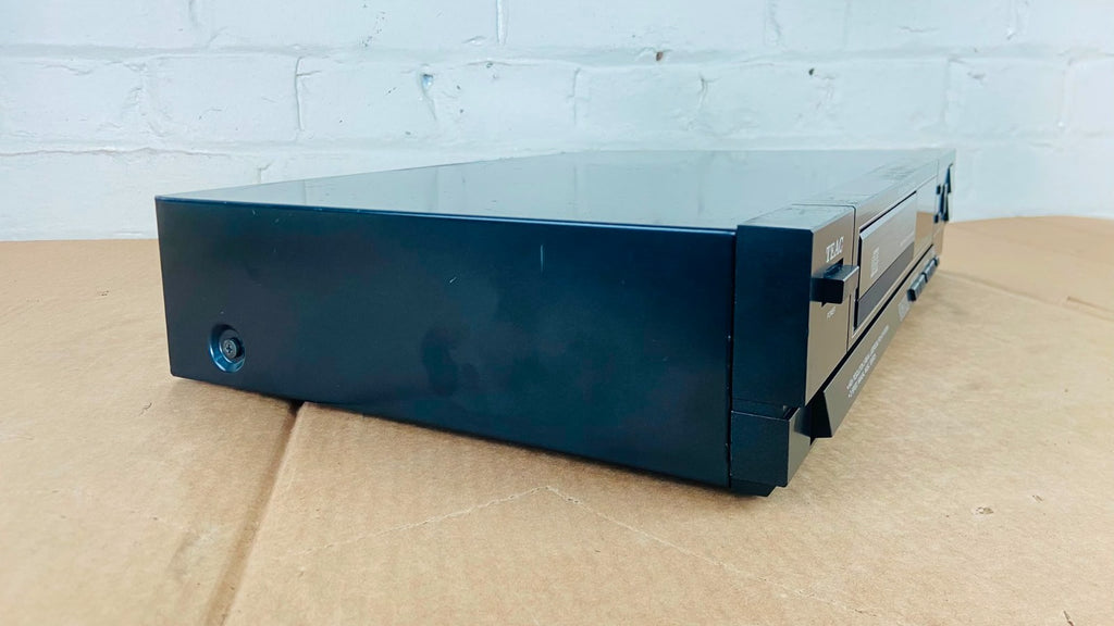 TEAC PD 300 CD PLAYER