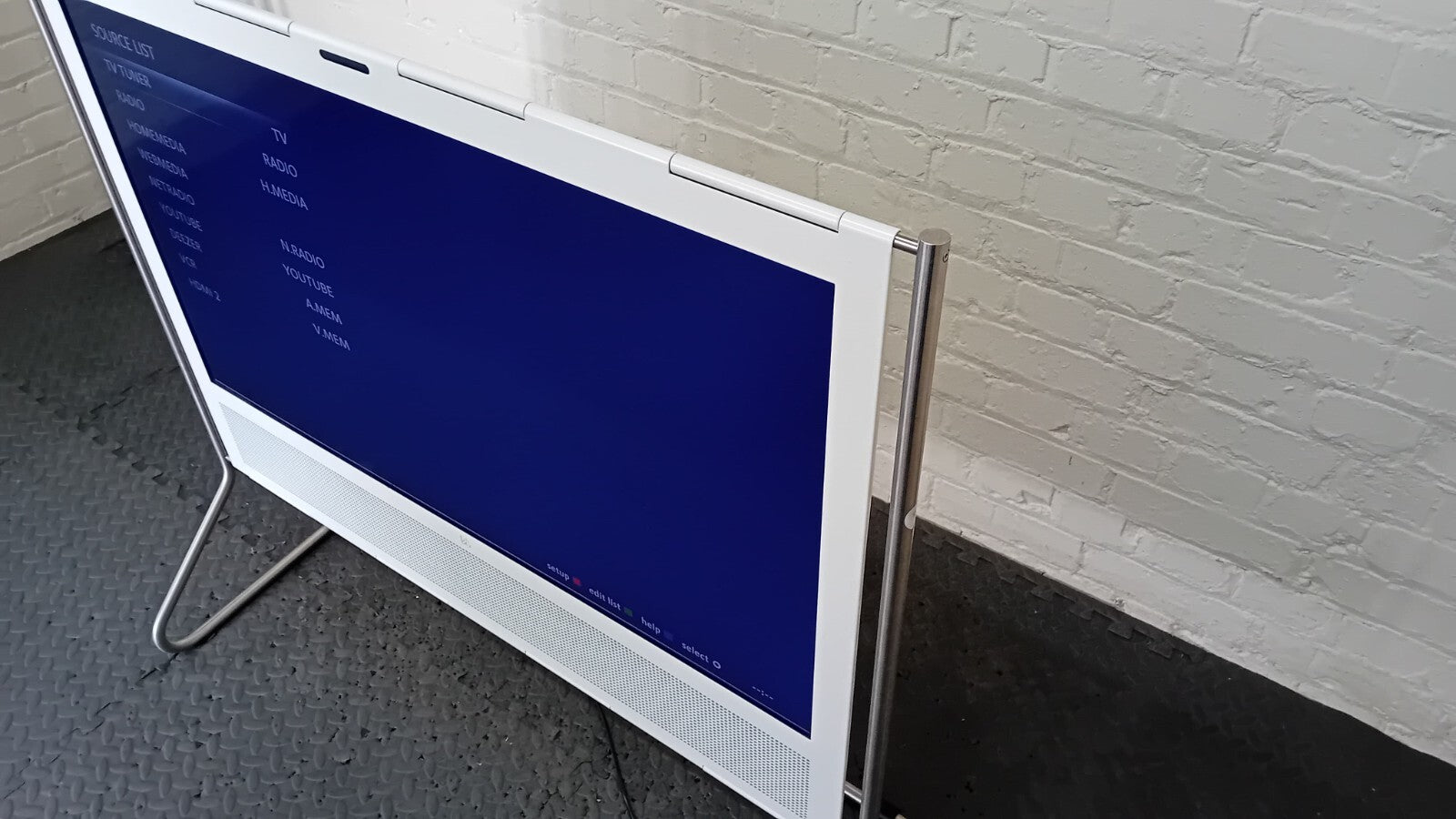 B&O BANG & OLUFSEN BEOPLAY V1 40 INCH TV WITH STAND AND REMOTE