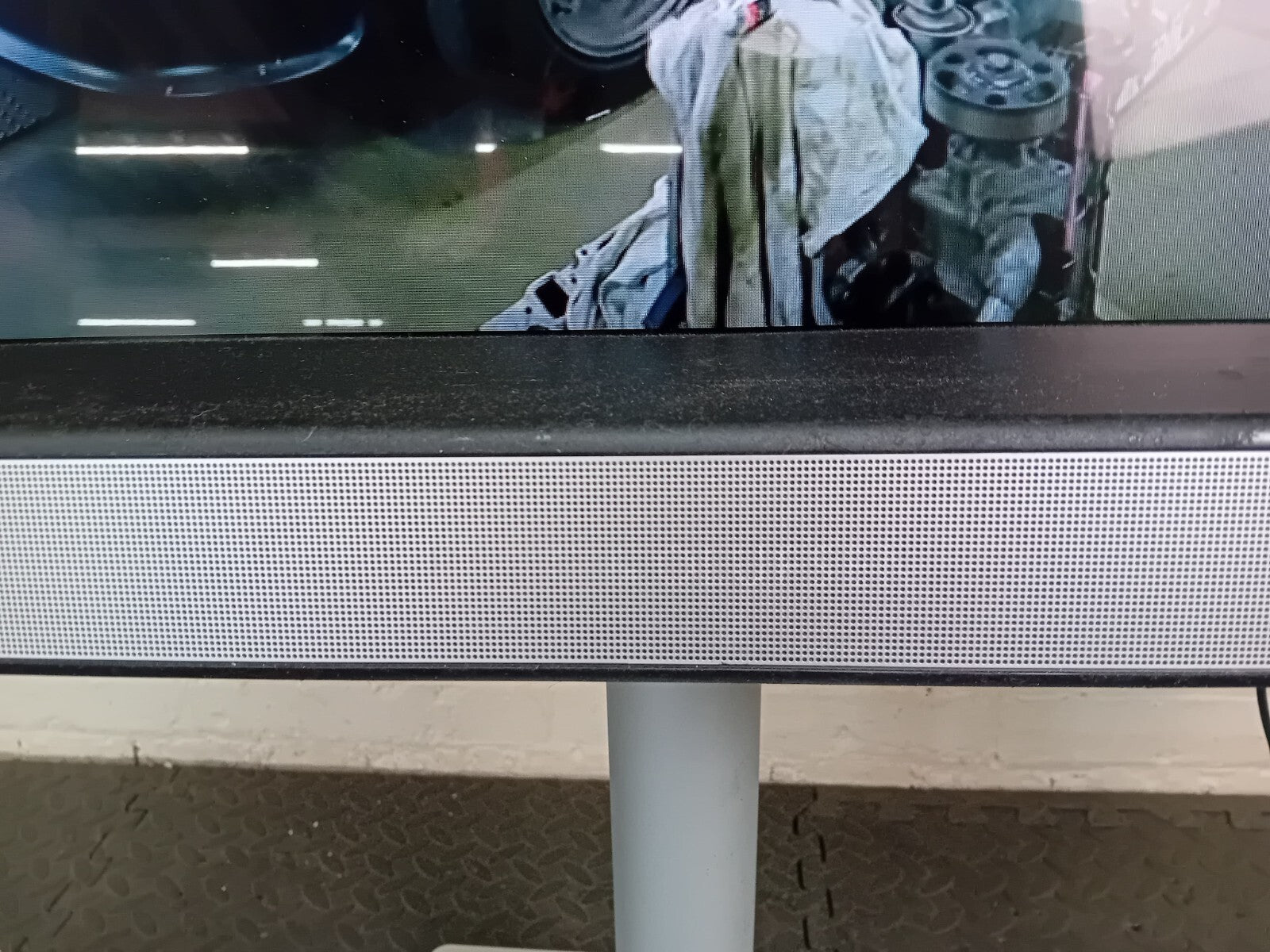 BANG & OLUFSEN B&O BEOVISION 8 40 INCH TV WITH FLOOR STAND AND REMOTE BEO 4