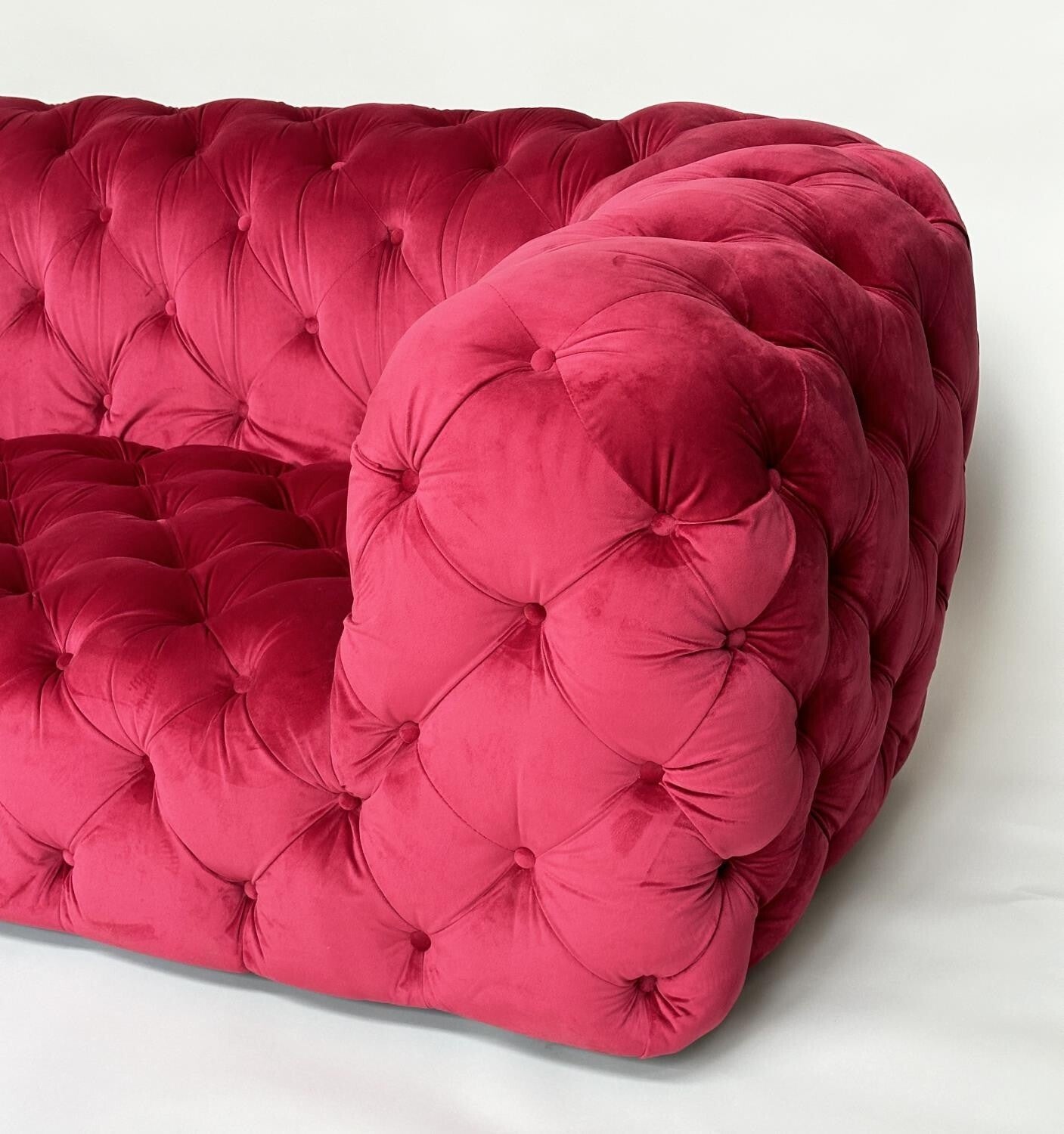 TWO SEAT SOFA RED VELVET CHESTERFEILD STYLE COUCH SETTEE LOUNGE