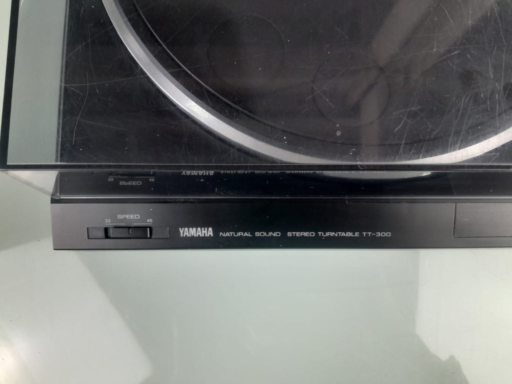 YAMAHA TT 300 NATURAL SOUND STEREO TURNTABLE