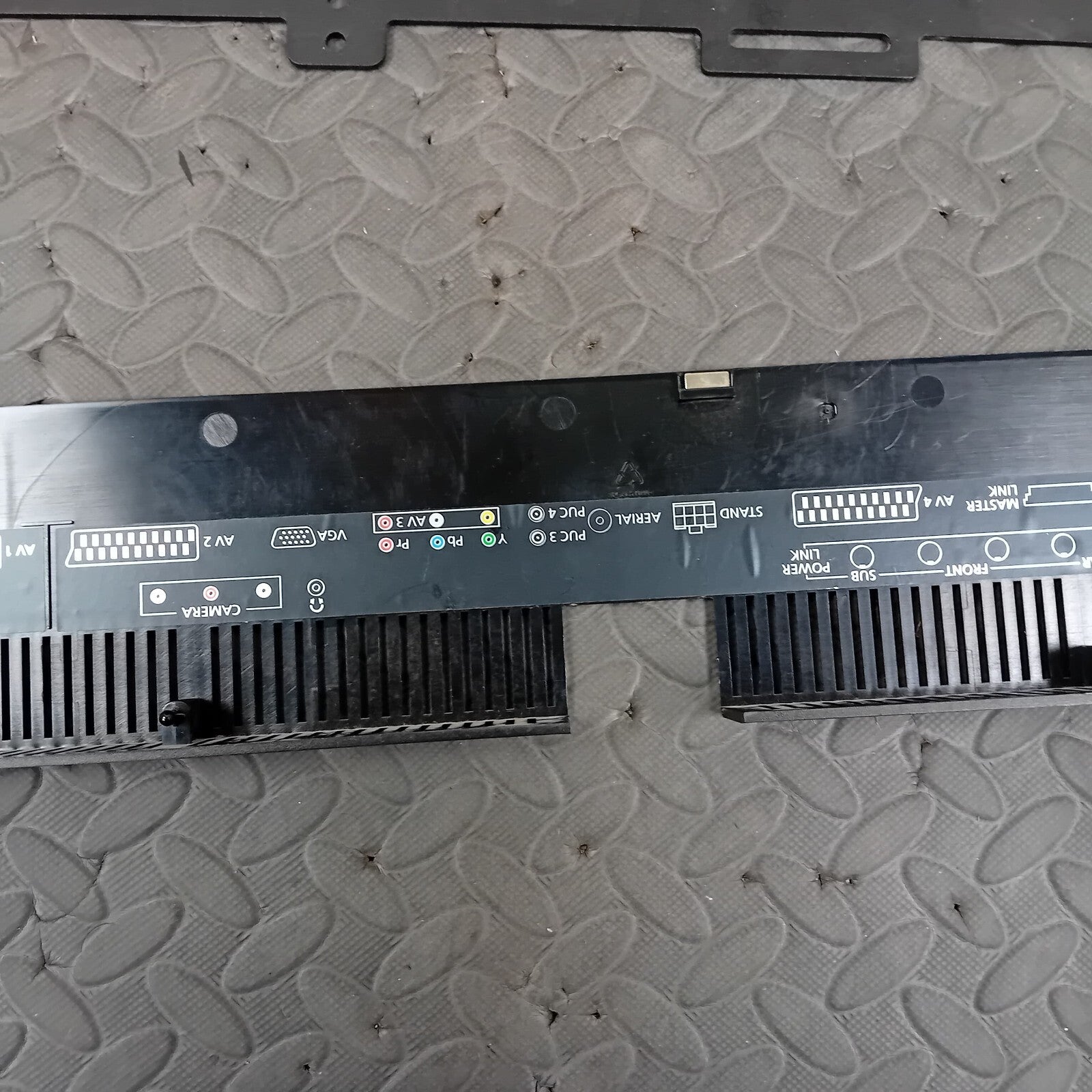 BANG & OLUFSEN B&O BEOVISION 10 - 40 WITH WALL BRACKET AND BEO4 REMOTE