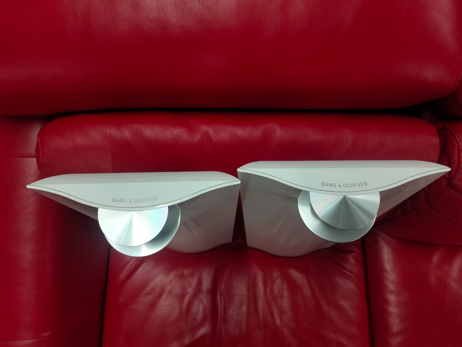 BANG & OLUFSEN B&O BEOLAB 12.2 ACTIVE WHITE SPEAKERS WITH WALL BRACKETS