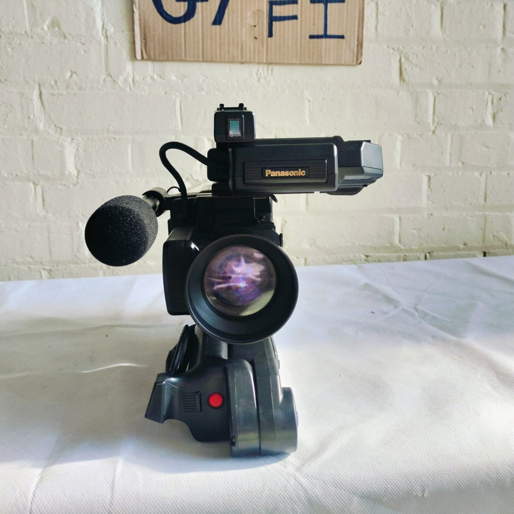 PANASONIC F10 CCD CAMCORDER WITH CASE 8X ZOOM LENS COMPLETE KIT