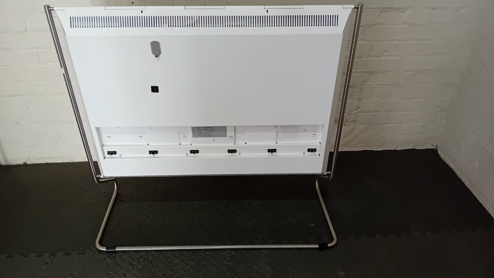 B&O BANG & OLUFSEN BEOPLAY V1 40 INCH TV WITH STAND AND REMOTE