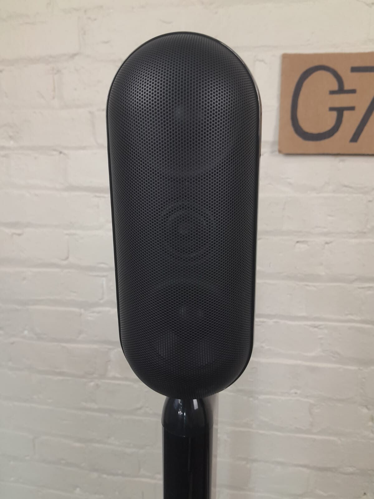 Q ACOUSTIC 7000LRI SPEAKERS WITH 7000ST FLOOR STANDS AND QED SPEAKER CABLES