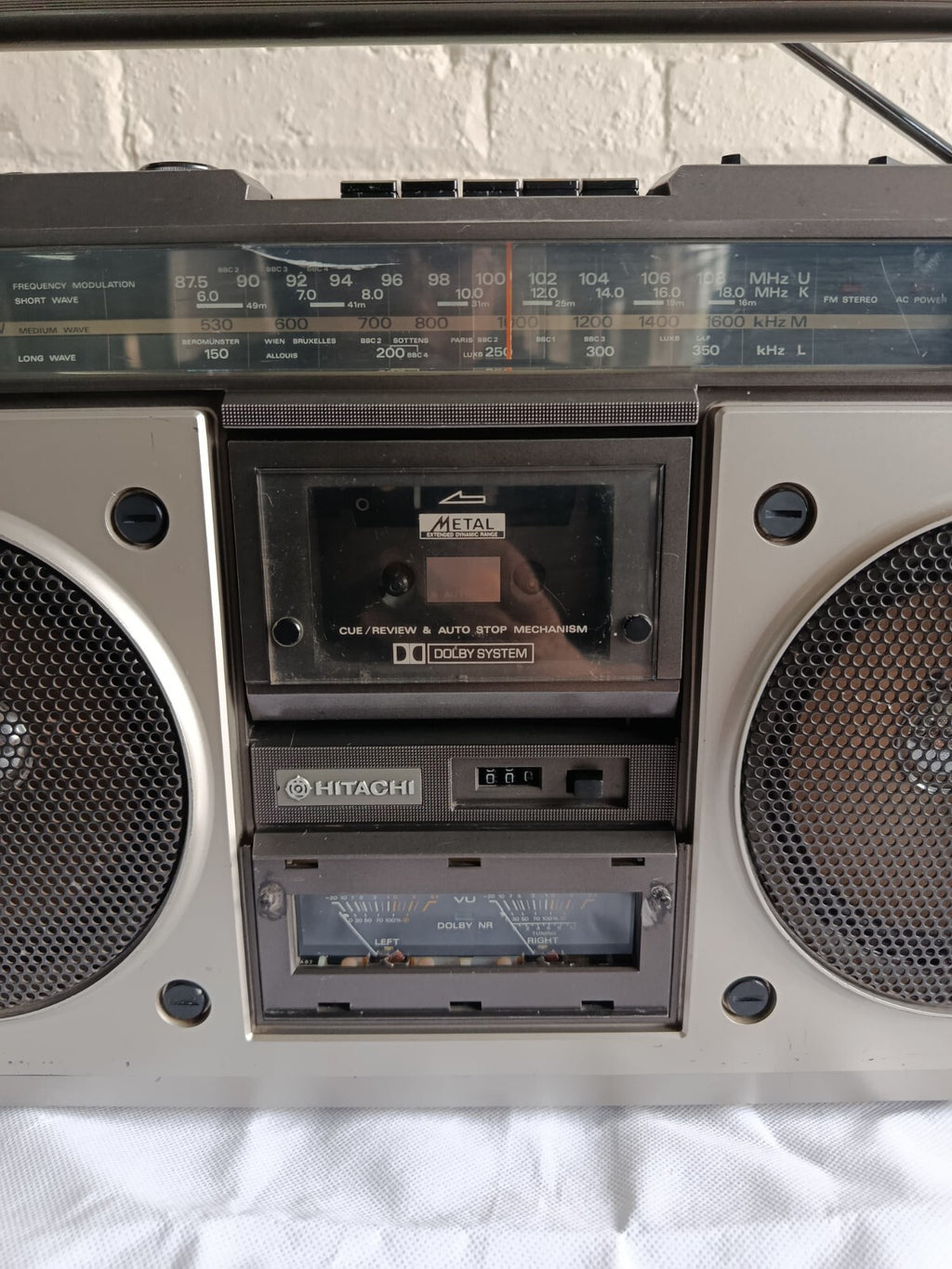 HITACHI TRK 8200E GHETTO BLASTER BOOM BOX FM AM STEREO CASSETTE RECORDER
