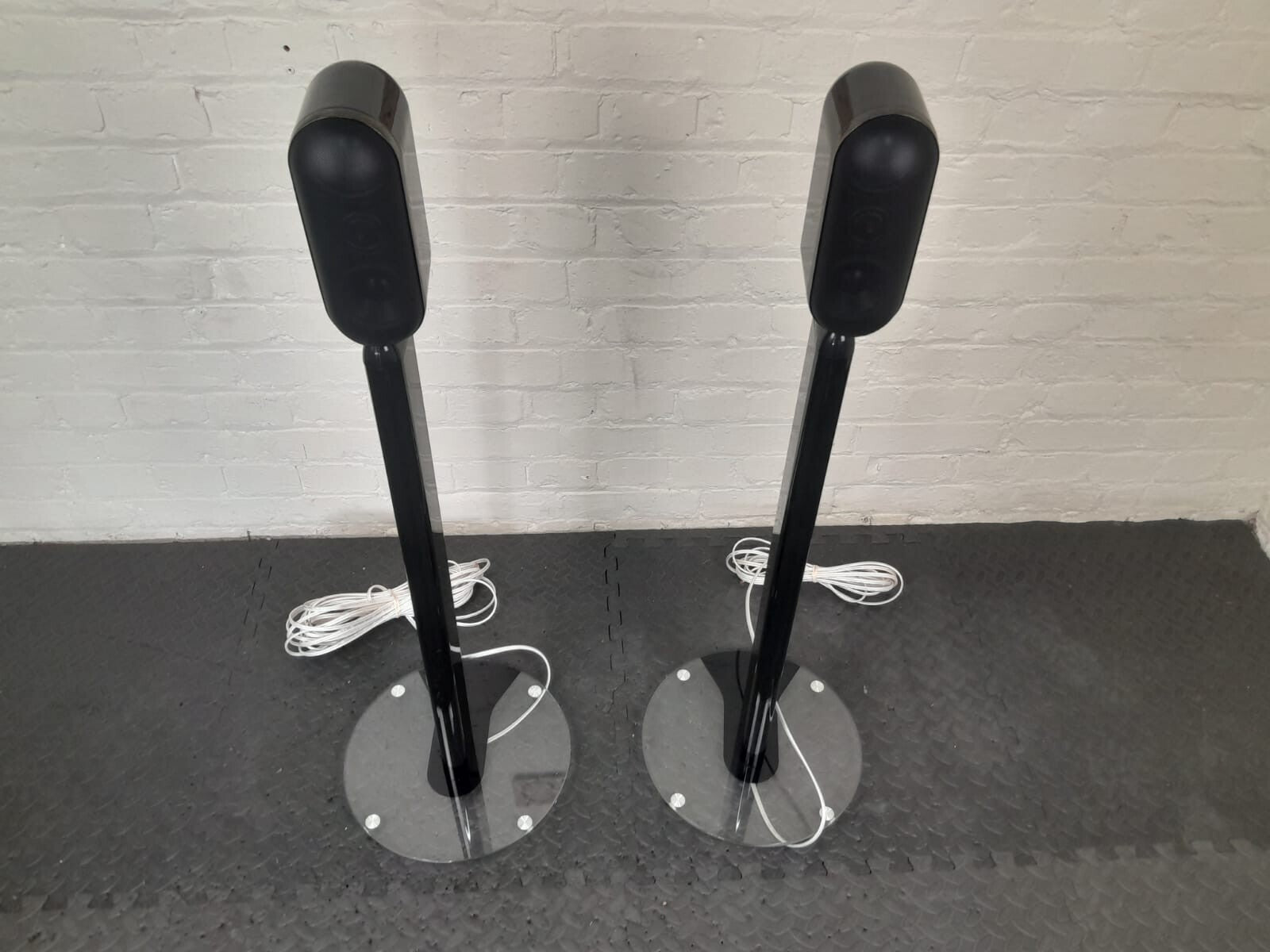Q ACOUSTIC 7000LRI SPEAKERS WITH 7000ST FLOOR STANDS AND QED SPEAKER CABLES