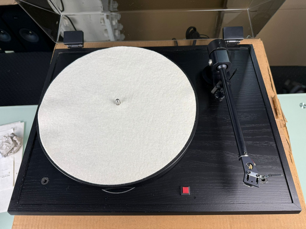LOGIC TEMPO WITH DATUM II TONEARM TURNTABLE WITH GOLDRING CARTRIDGE