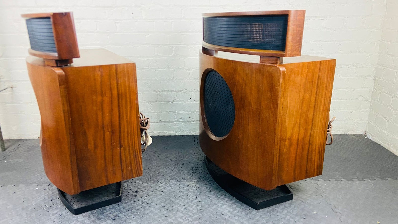 BOWERS & WILKINS  B&W DM 70 SPEAKERS