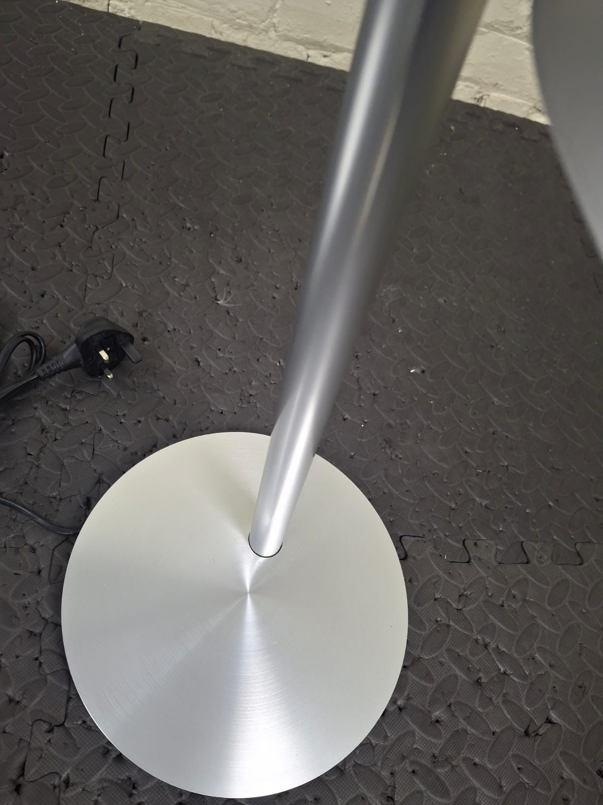 BANG & OLUFSEN BEOLAB 17 BROKEN ICE WHITE WITH FLOOR STANDS