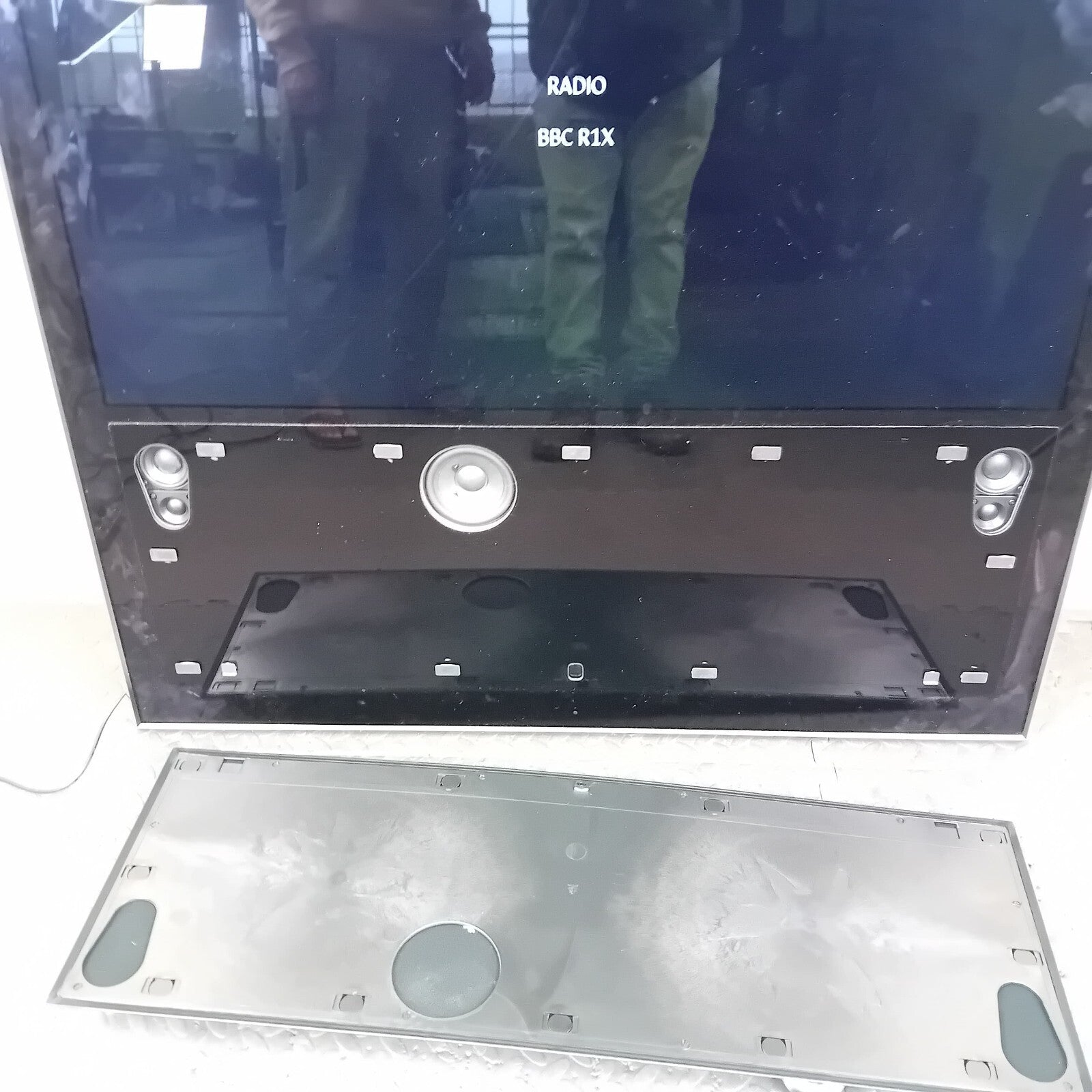 BANG & OLUFSEN B&O BEOVISION 10 - 40 WITH WALL BRACKET AND BEO4 REMOTE