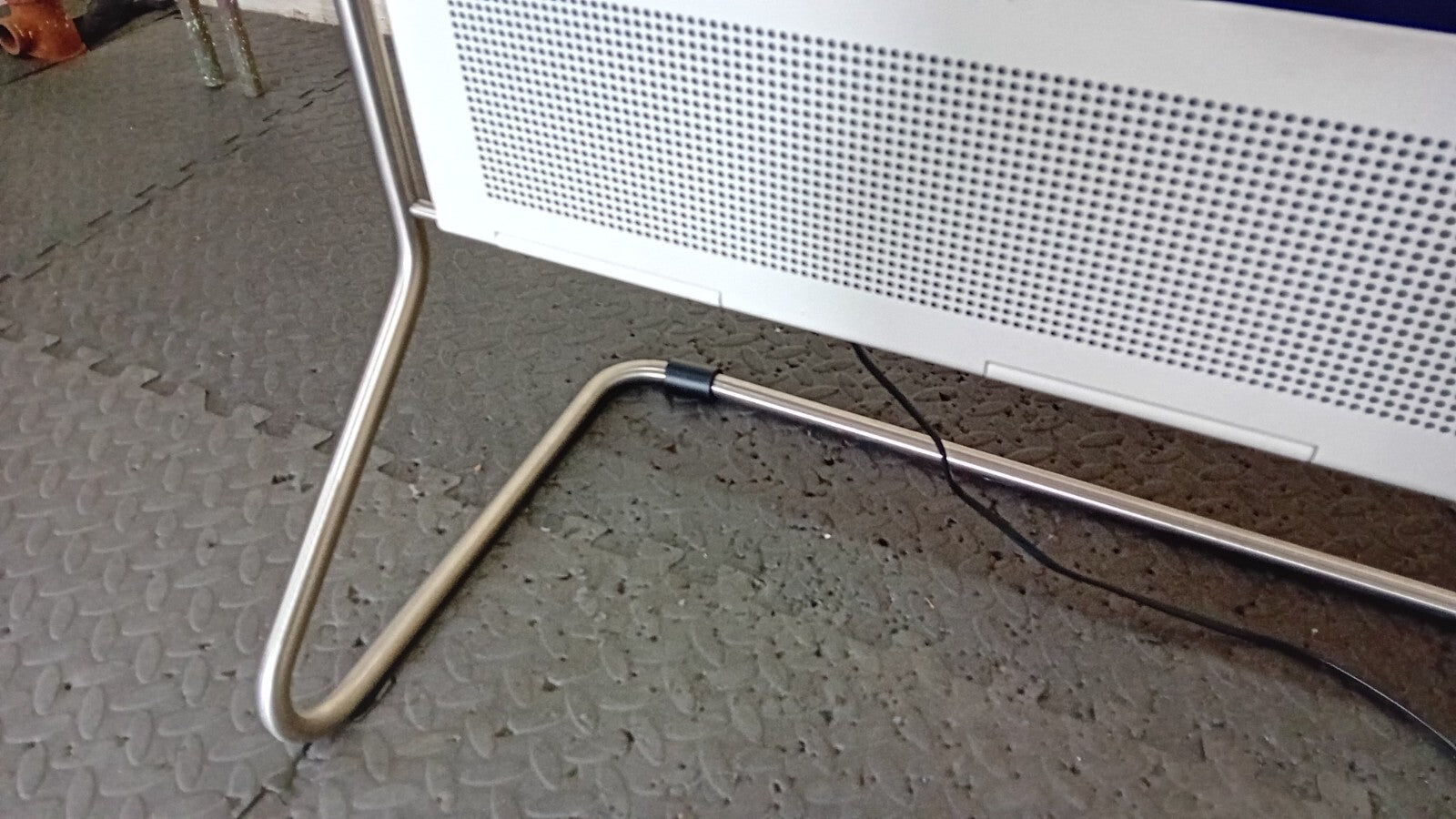 B&O BANG & OLUFSEN BEOPLAY V1 40 INCH TV WITH STAND AND REMOTE