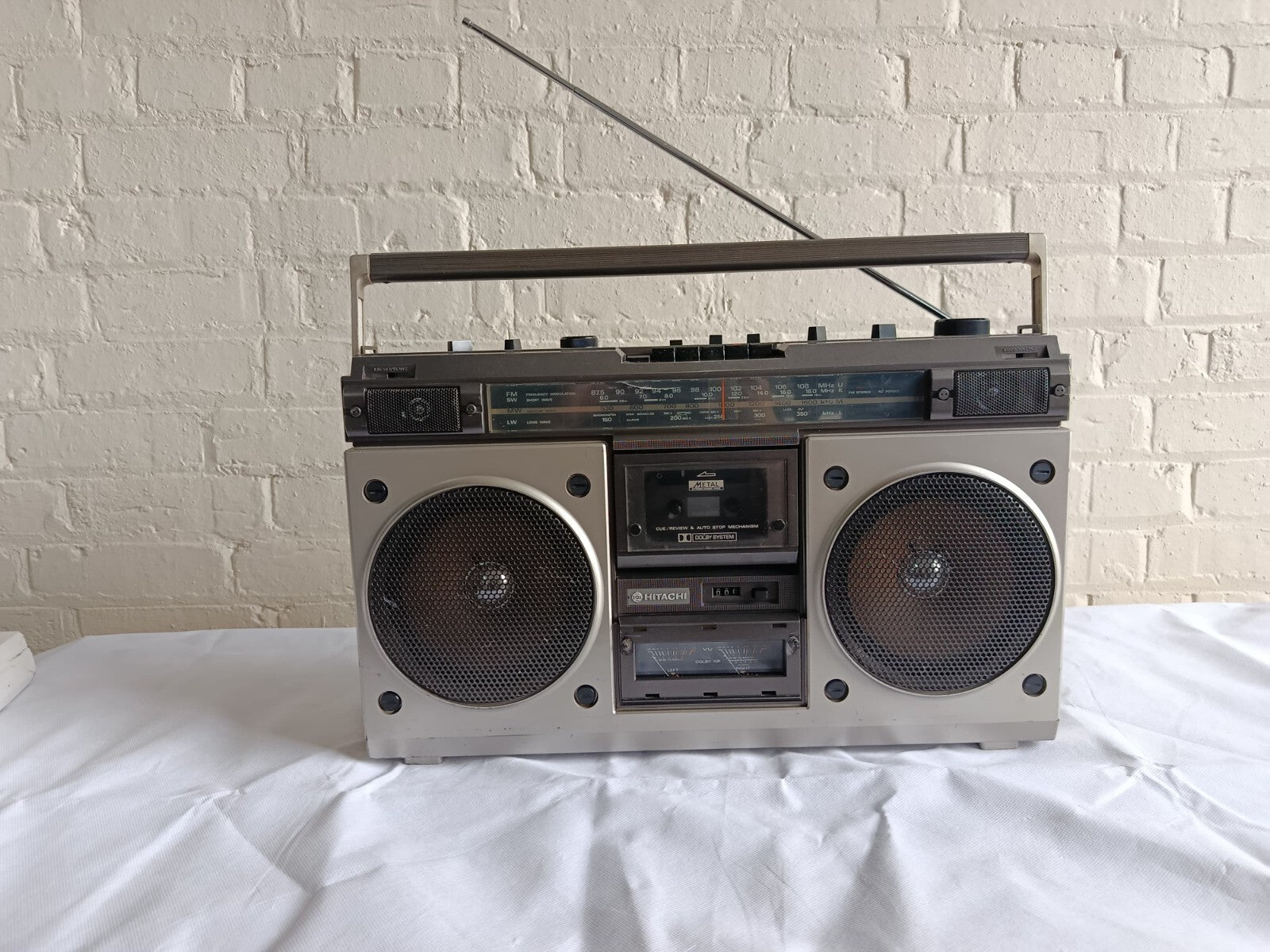 SERVICED HITACHI TRK 8200E GHETTO BLASTER BOOM BOX FM AM STEREO CASSETTE RECORD