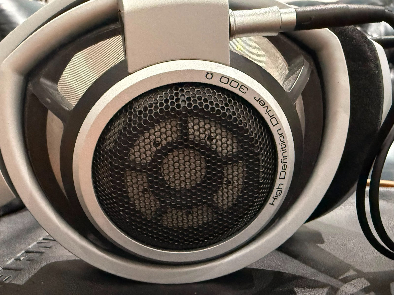 SENNHEISER HD 800 HEADPHONES WITH BAG