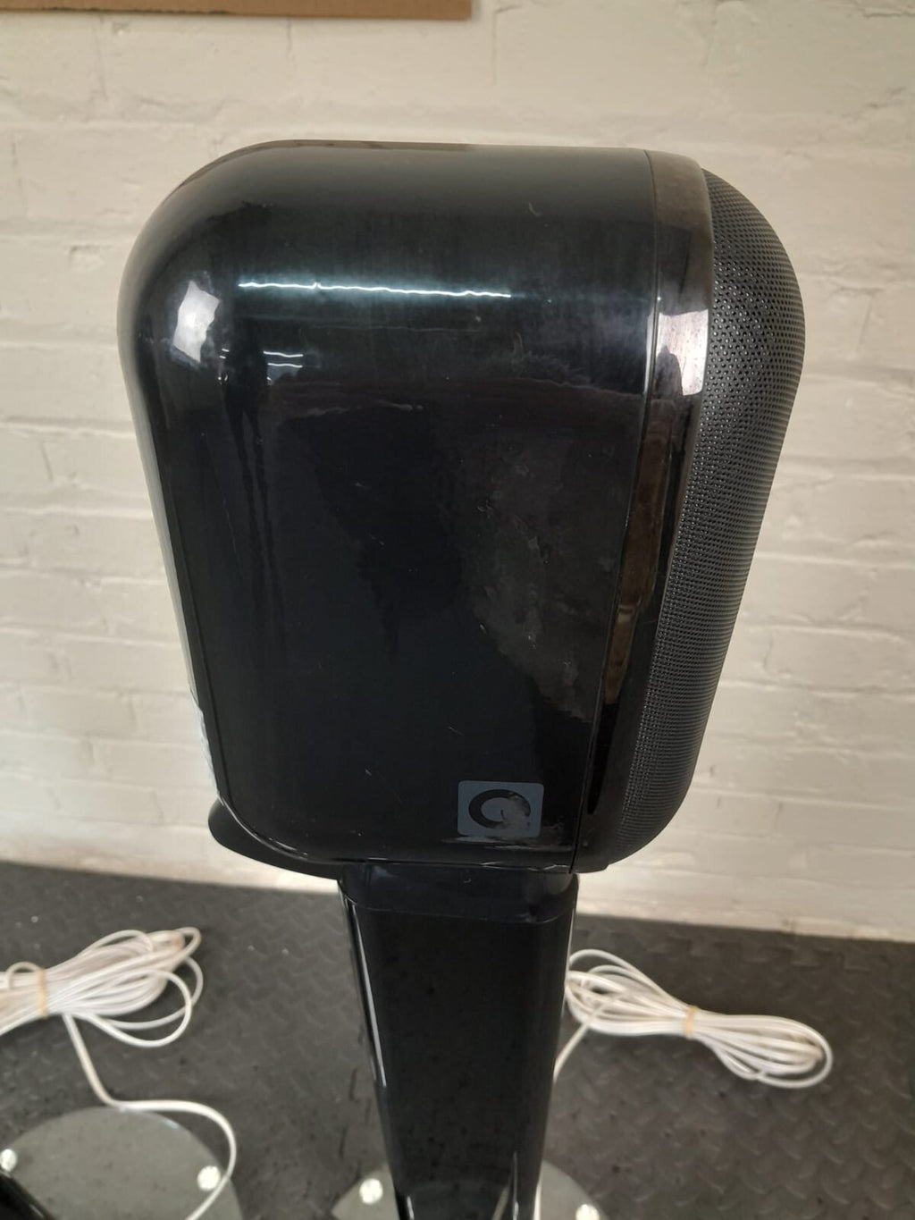 Q ACOUSTIC 7000LRI SPEAKERS WITH 7000ST FLOOR STANDS AND QED SPEAKER CABLES