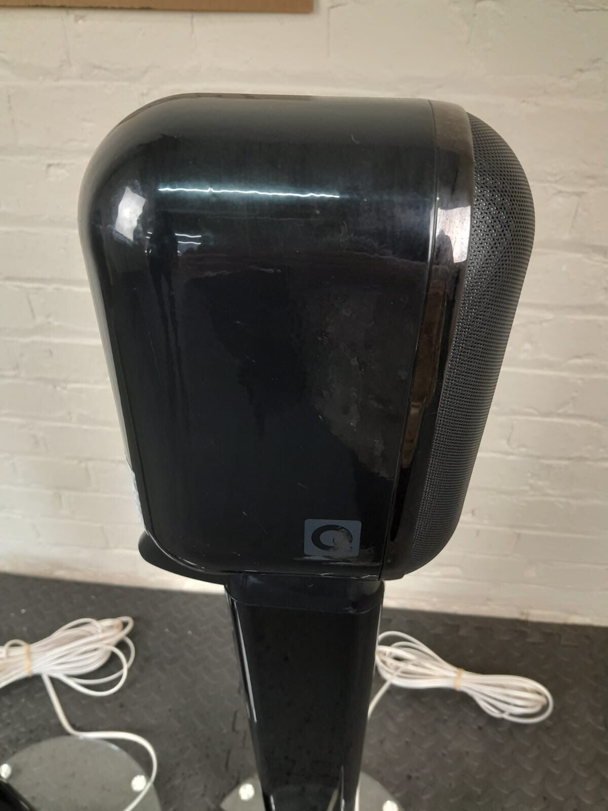 Q ACOUSTIC 7000LRI SPEAKERS WITH 7000ST FLOOR STANDS AND QED SPEAKER CABLES