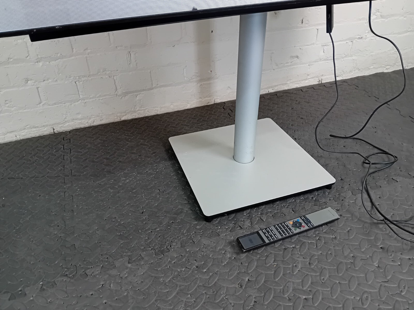 BANG & OLUFSEN B&O BEOVISION 8 40 INCH TV WITH FLOOR STAND AND REMOTE BEO 4