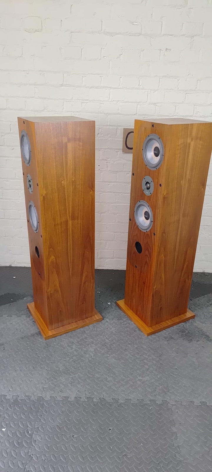 PROAC RESPONSE 3 FLOOR STANDING SPEAKERS
