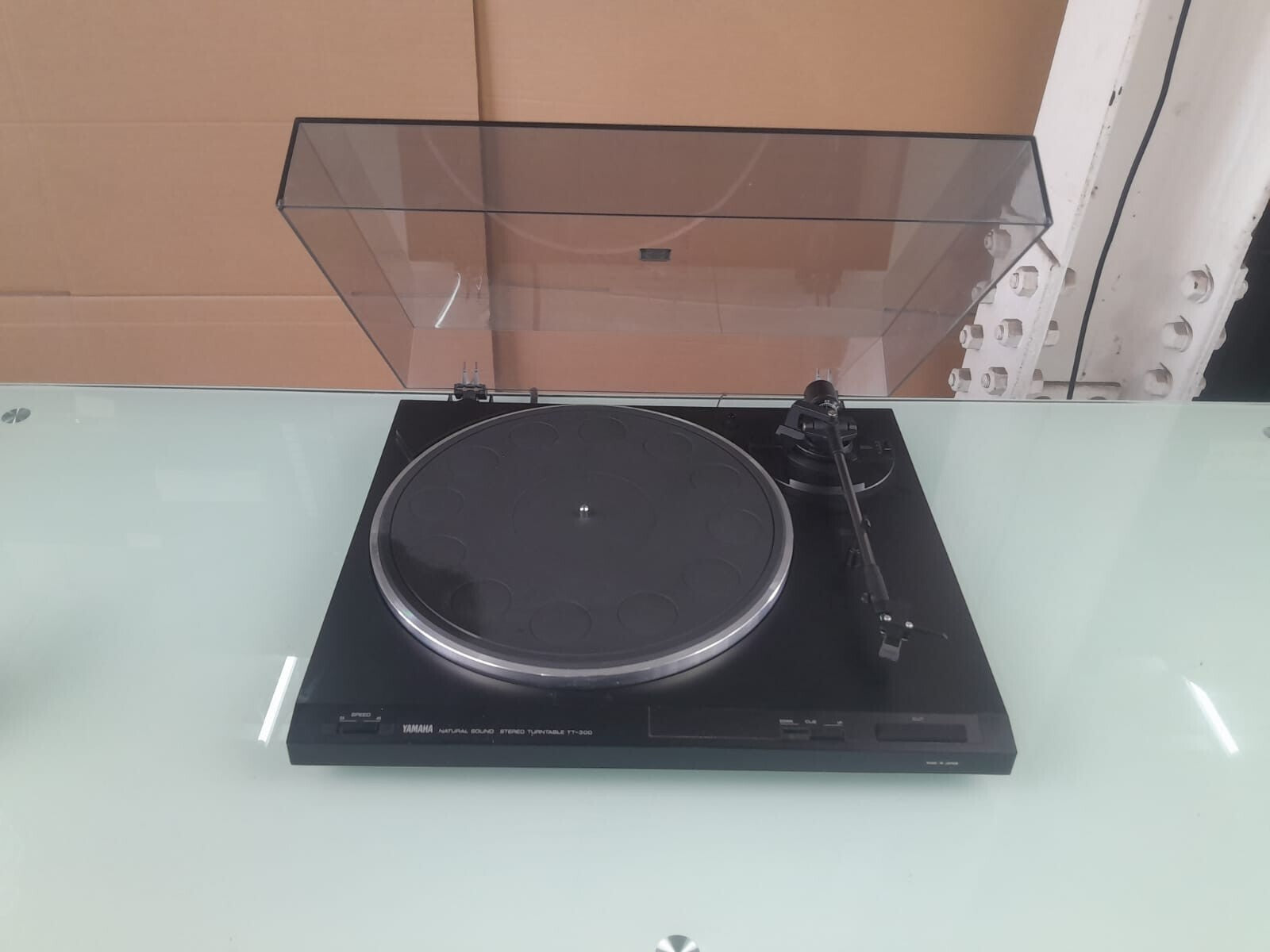 YAMAHA TT 300 NATURAL SOUND STEREO TURNTABLE