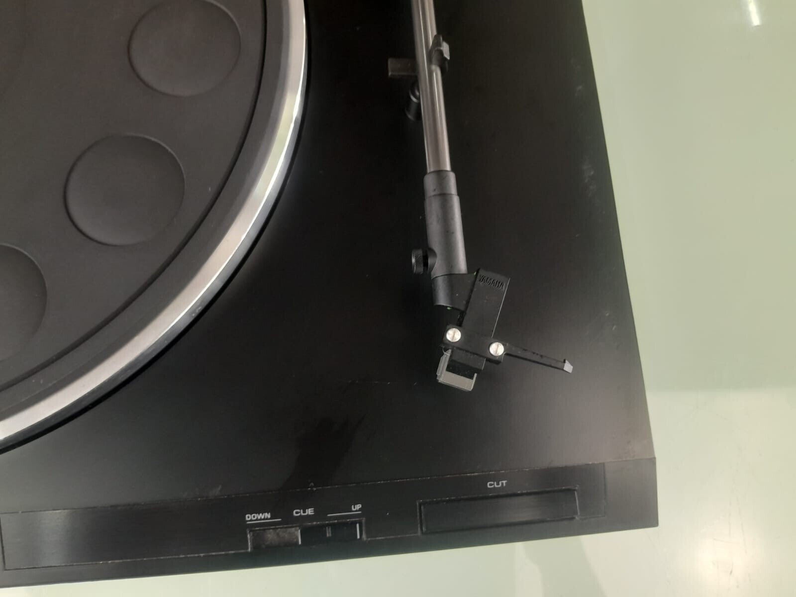 YAMAHA TT 300 NATURAL SOUND STEREO TURNTABLE