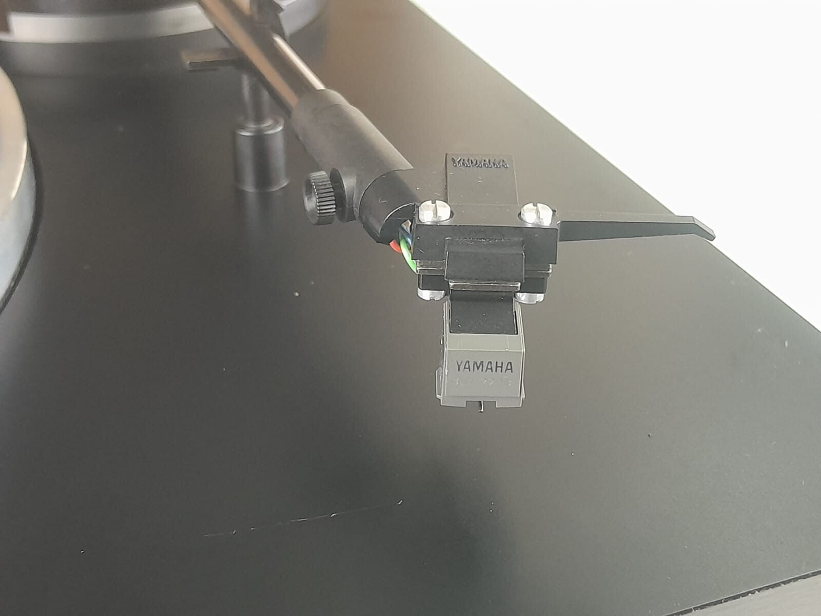 YAMAHA TT 300 NATURAL SOUND STEREO TURNTABLE