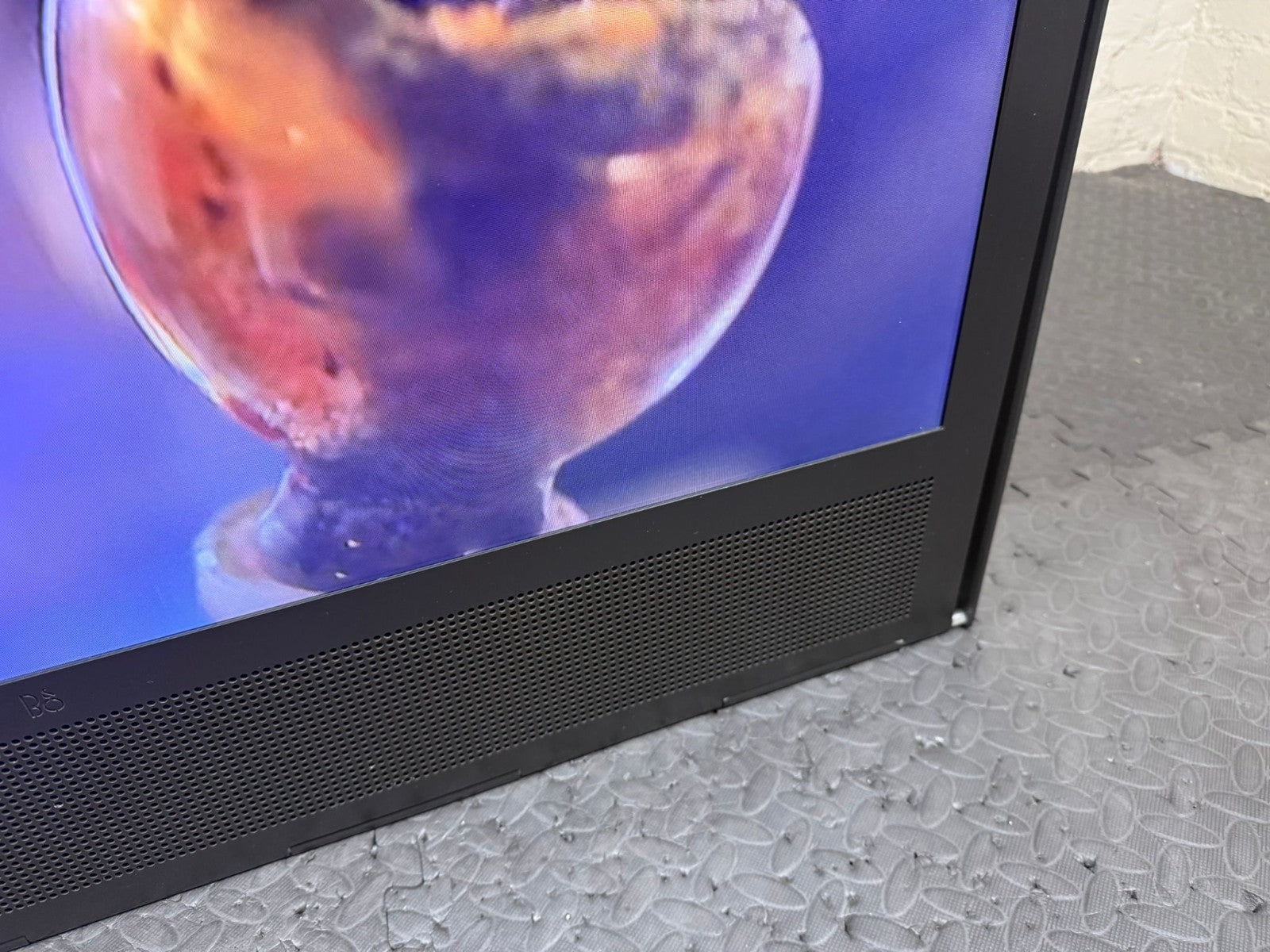 B&O BANG & OLUFSEN BEOPLAY V1 40 INCH TV WITH BEO 4 REMOTE