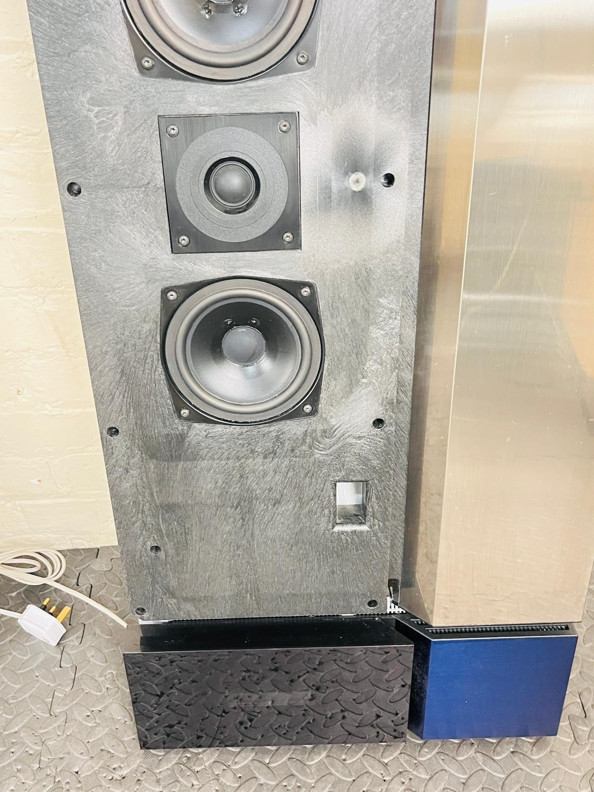 BANG & OLUFSEN B&O BEOLAB 5000 ACTIVE SPEAKERS WITH WALL BRACKETS