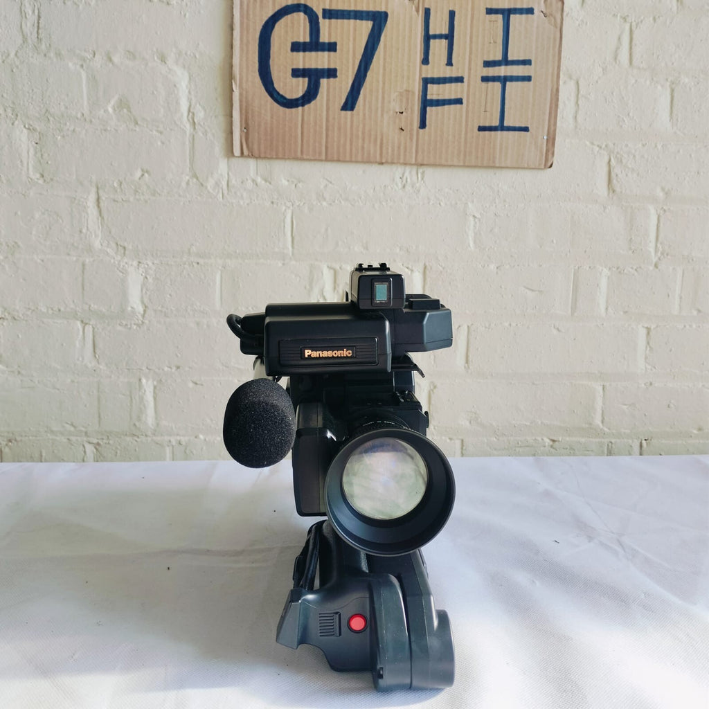 PANASONIC F10 CCD CAMCORDER WITH CASE 8X ZOOM LENS COMPLETE KIT