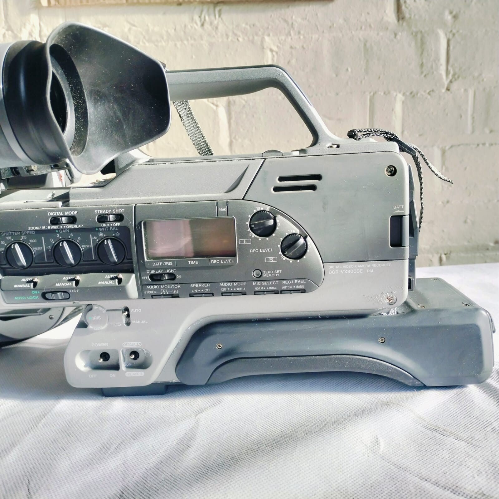 SONY DCR VX9000E DIGITAL VIDEO CAMERA RECORDER 3CCD 20X ZOOM