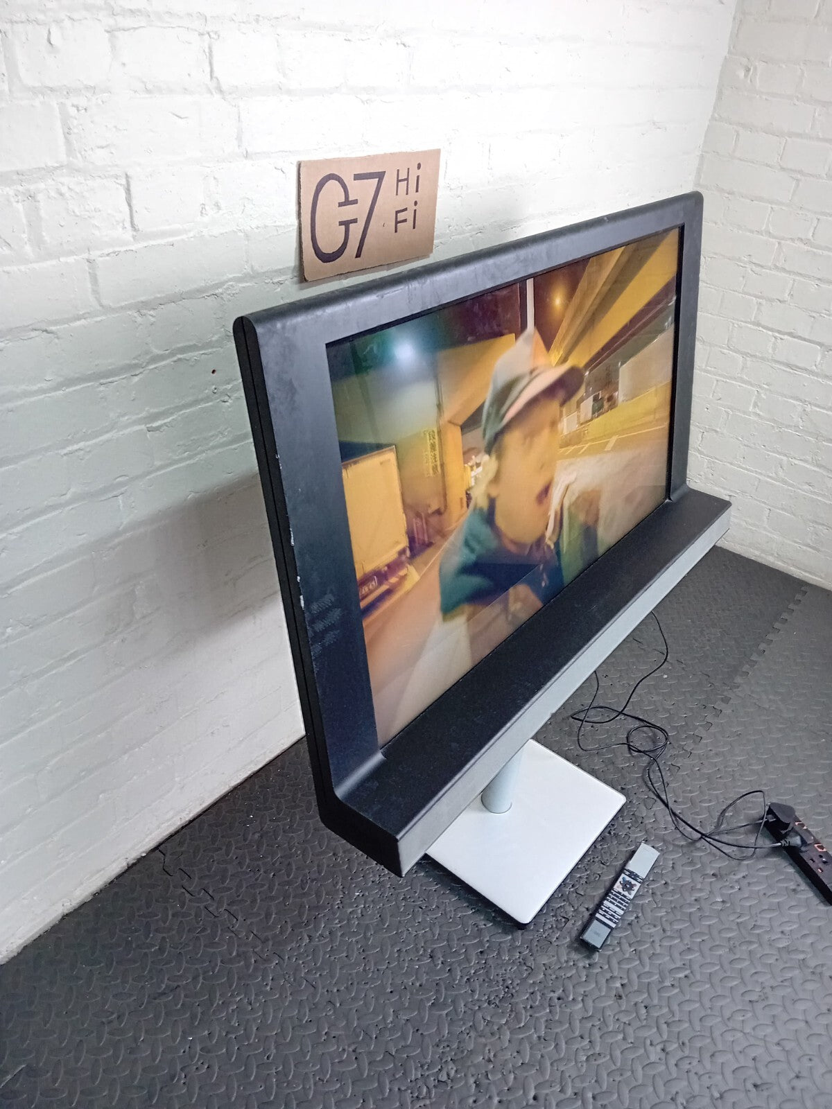 BANG & OLUFSEN B&O BEOVISION 8 40 INCH TV WITH FLOOR STAND AND REMOTE BEO 4