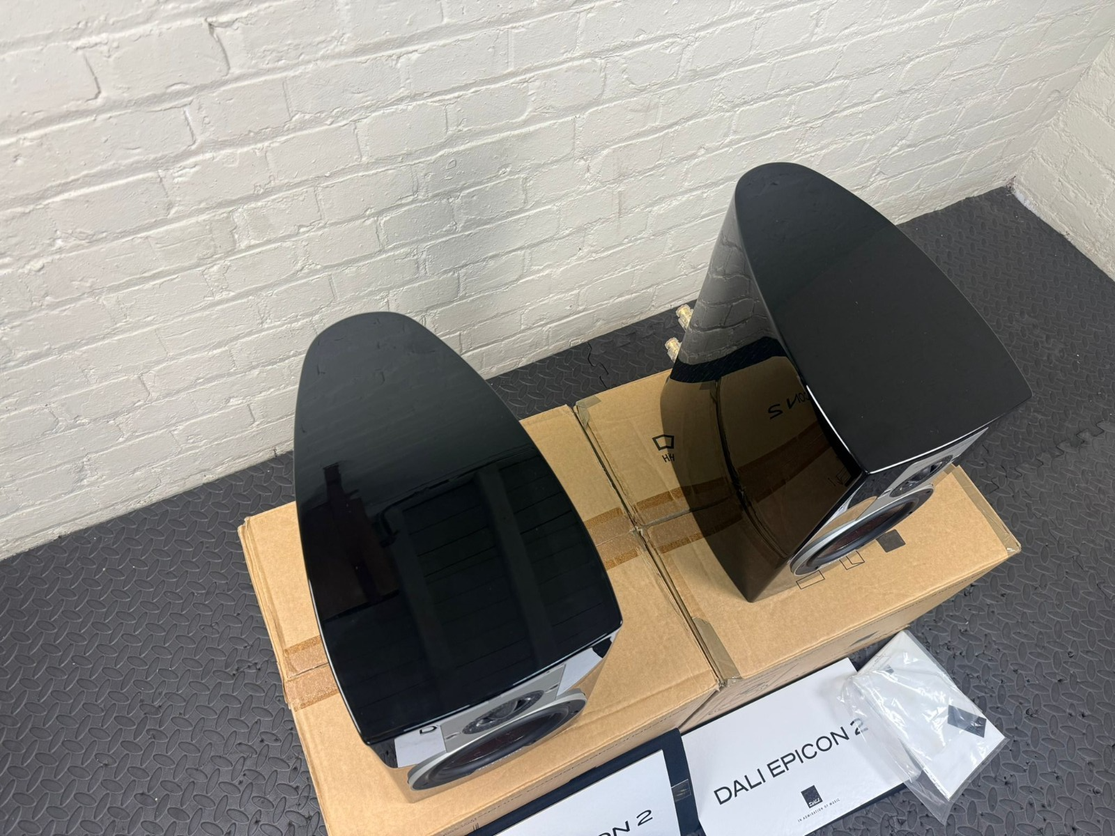 DALI EPICON 2 SPEAKERS WITH DALI STANDS