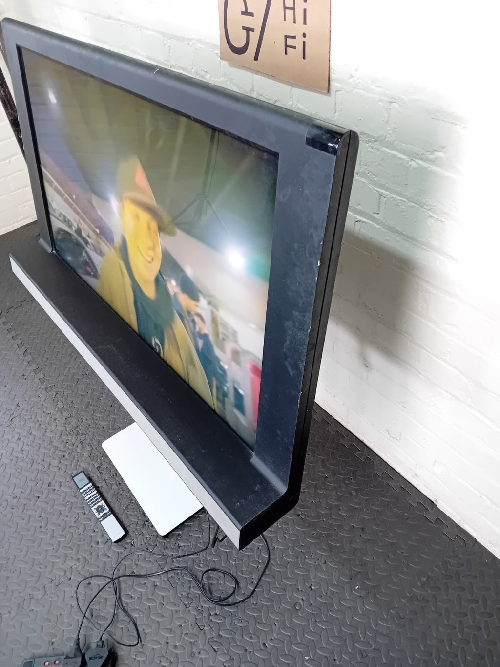 BANG & OLUFSEN B&O BEOVISION 8 40 INCH TV WITH FLOOR STAND AND REMOTE BEO 4