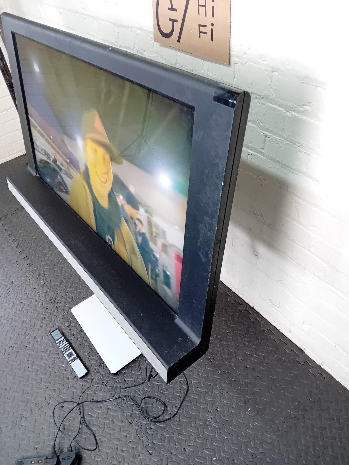 BANG & OLUFSEN B&O BEOVISION 8 40 INCH TV WITH FLOOR STAND AND REMOTE BEO 4