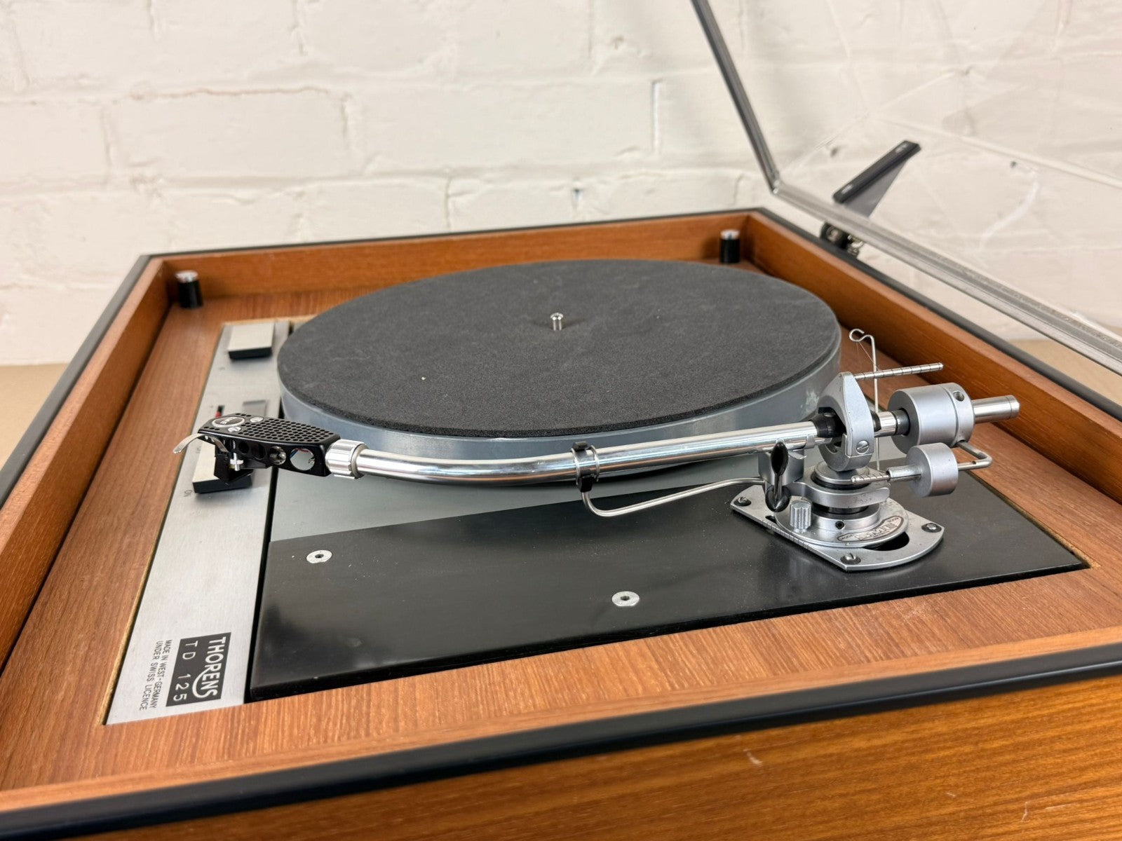 THORENS TD 125 TURNTABLE WITH SME 3009 TONEARM & SHURE M75E CARTRIDGE