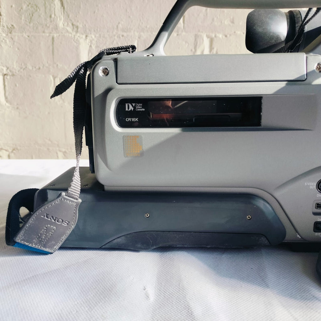 SONY DCR VX9000E DIGITAL VIDEO CAMERA RECORDER 3CCD 20X ZOOM