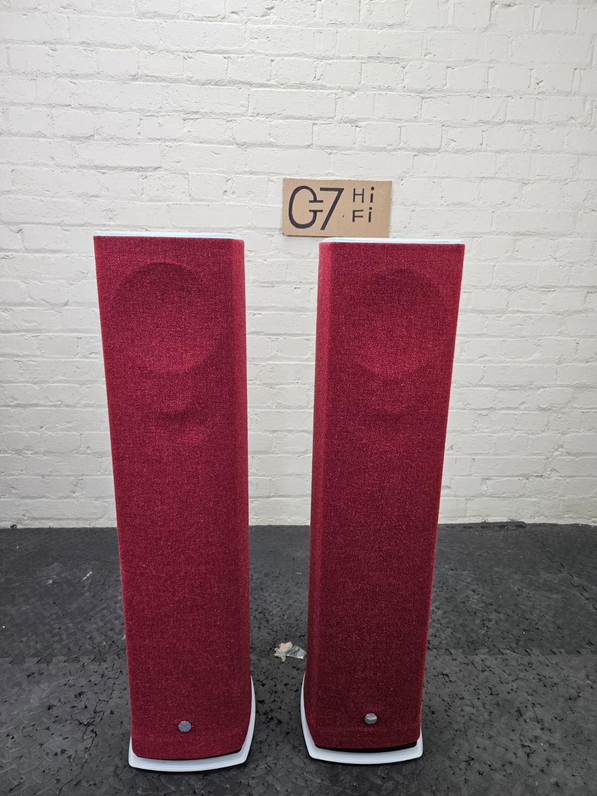 LINN 520 EXAKT SERIES 5 FLOOR STANDING SPEAKERS WITH WHITE STANDS