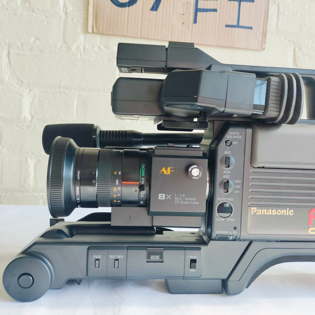 PANASONIC F10 CCD CAMCORDER WITH CASE 8X ZOOM LENS COMPLETE KIT
