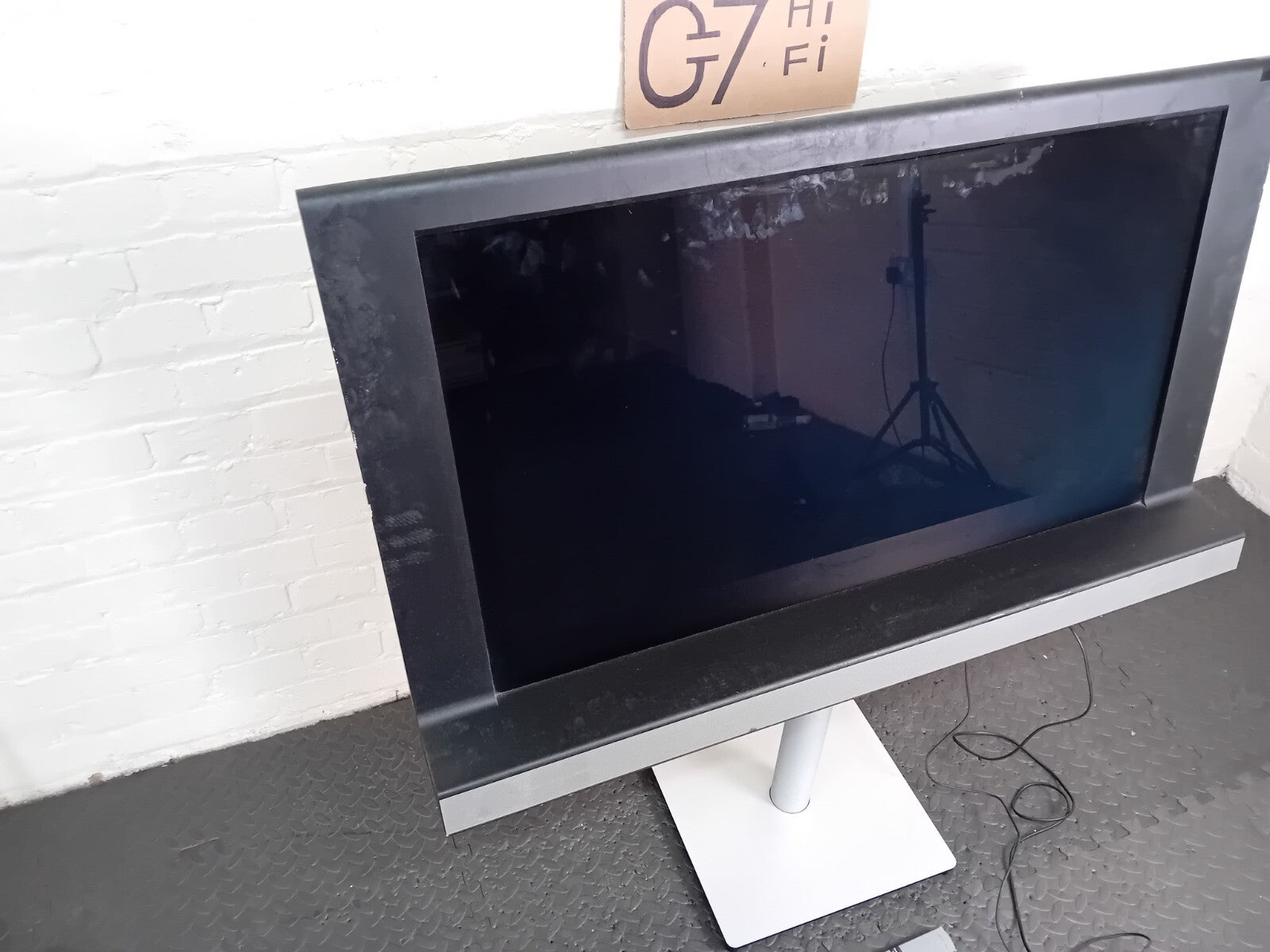 BANG & OLUFSEN B&O BEOVISION 8 40 INCH TV WITH FLOOR STAND AND REMOTE BEO 4