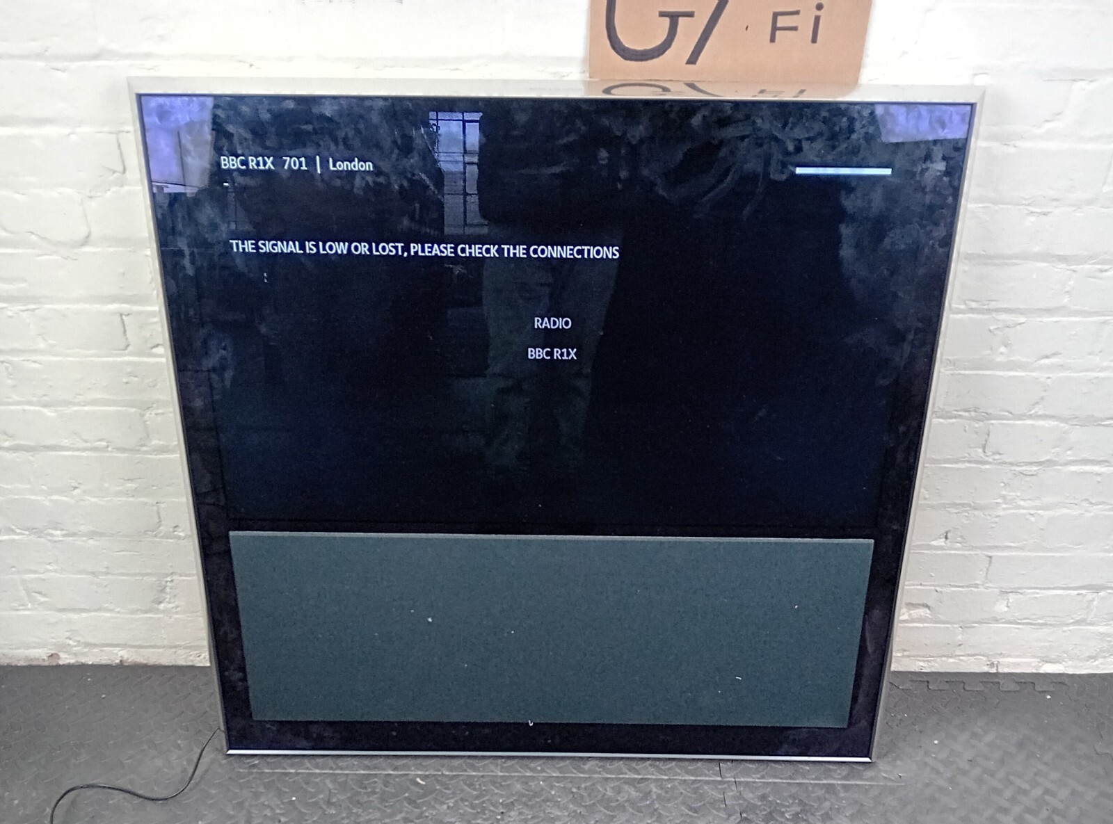 BANG & OLUFSEN B&O BEOVISION 10 - 40 WITH WALL BRACKET AND BEO4 REMOTE