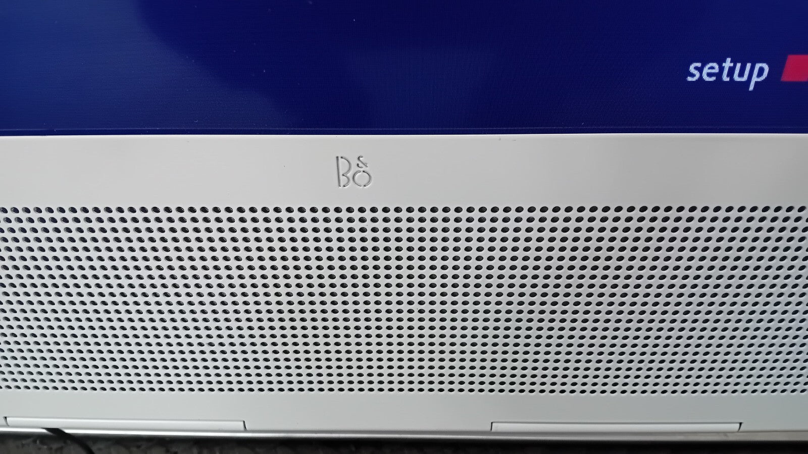 B&O BANG & OLUFSEN BEOPLAY V1 40 INCH TV WITH STAND AND REMOTE